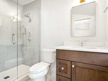 Hd 1724258443038 16 2119wilmetteave 9 2ndbathroom Hires