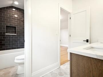 Hd 1724258444256 17 2119wilmetteave 100001 3rdbathroom Hires